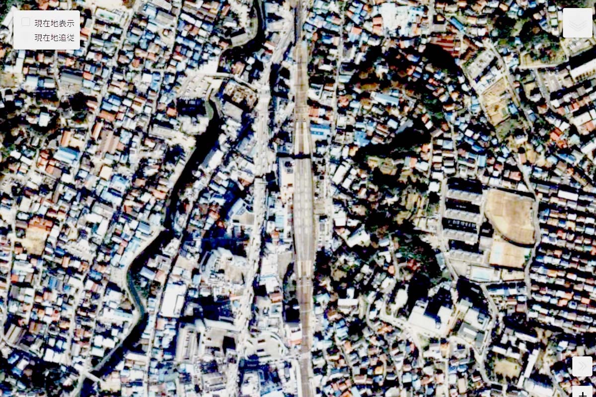 1990年頃の「上大岡駅」周辺の航空写真（画像：国土地理院）