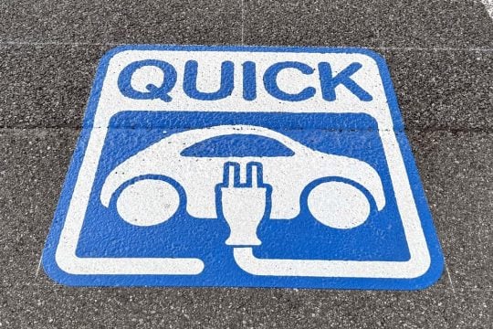 なぜ「81%」はEVを検討していないのか？ 販売増が続く9か月の熱狂、市場拡大と未検討層が共存する不思議