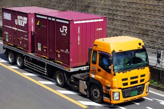 なぜ過積載の撲滅は「適正運賃」への第一歩となるのか？ 特車ルール厳格化が拓くホワイト物流、持続可能な輸送網の構築とは