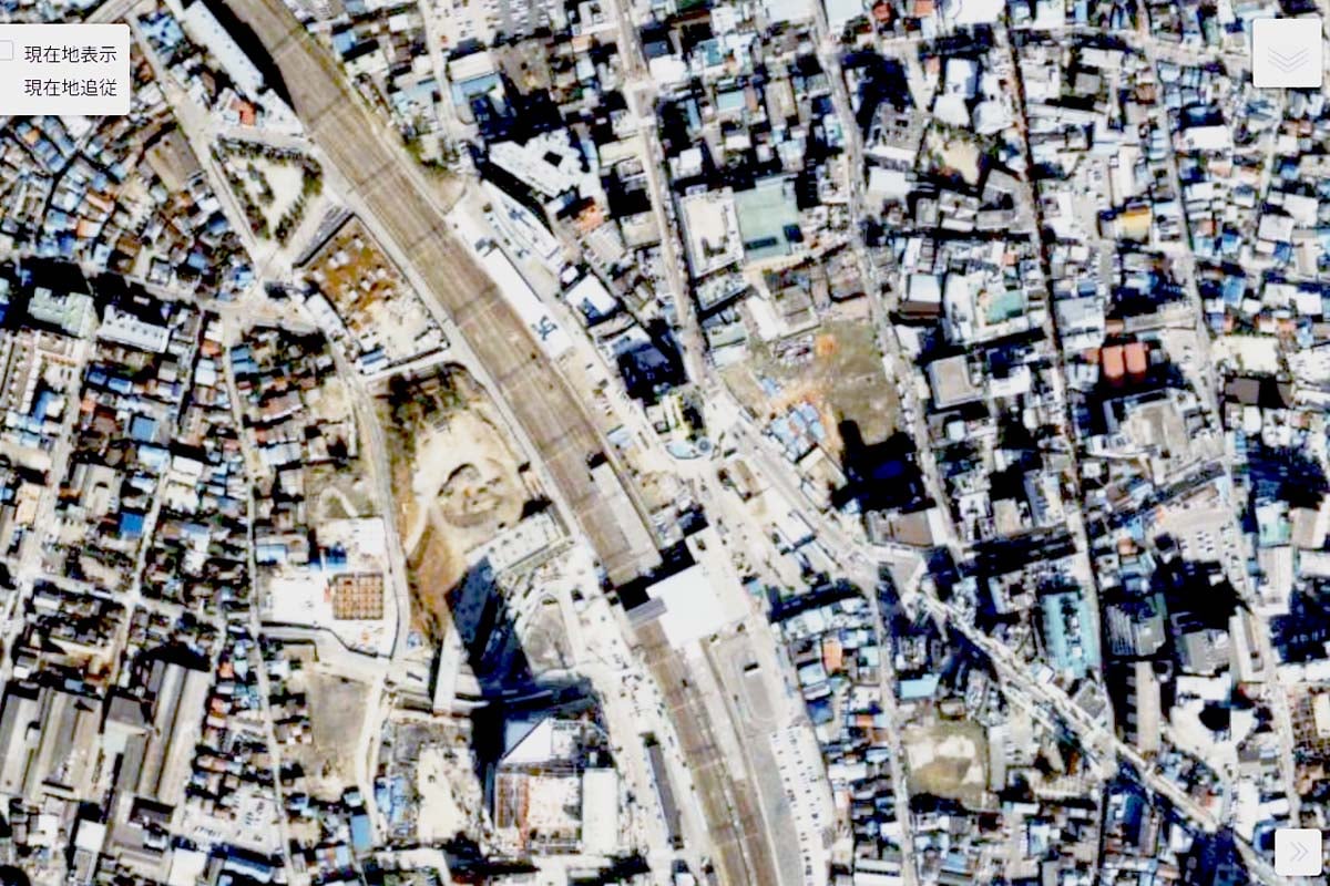 1990年頃の「川口駅」周辺の航空写真（画像：国土地理院）