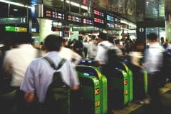 JR東「QR乗車券」は後発でも広がる？ キャッシュレス58%時代の交通DX、駅と決済の役割は変わるのか