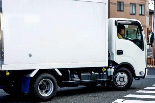 「共同配送をなぜ続けられるのか？」 茨城の食品物流企業、95%の定着率を実現した現場で何が起きているのか