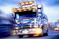 デコトラはもう「古い文化」なのか？ 公道から減った派手なトラック、「1000万円超」の車両に残るドライバーの誇りとは