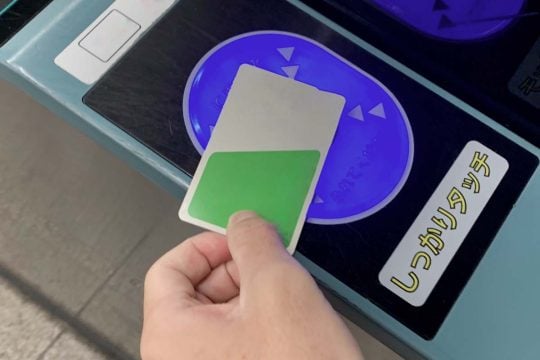 なぜSuicaは「かざす改札」から変わるのか？ 5駅で始まる新型改札と端末格差、あなたの端末は通れるか