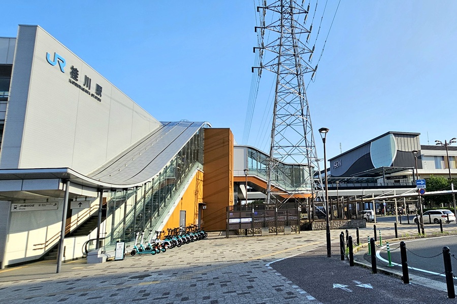 桂川駅は2008年10月18日に東海道本線に設置された。キリンビール京都工場跡地に開業したイオンモール京都桂川が隣接する。阪急京都線洛西口駅が徒歩圏内にある（画像：大塚良治）