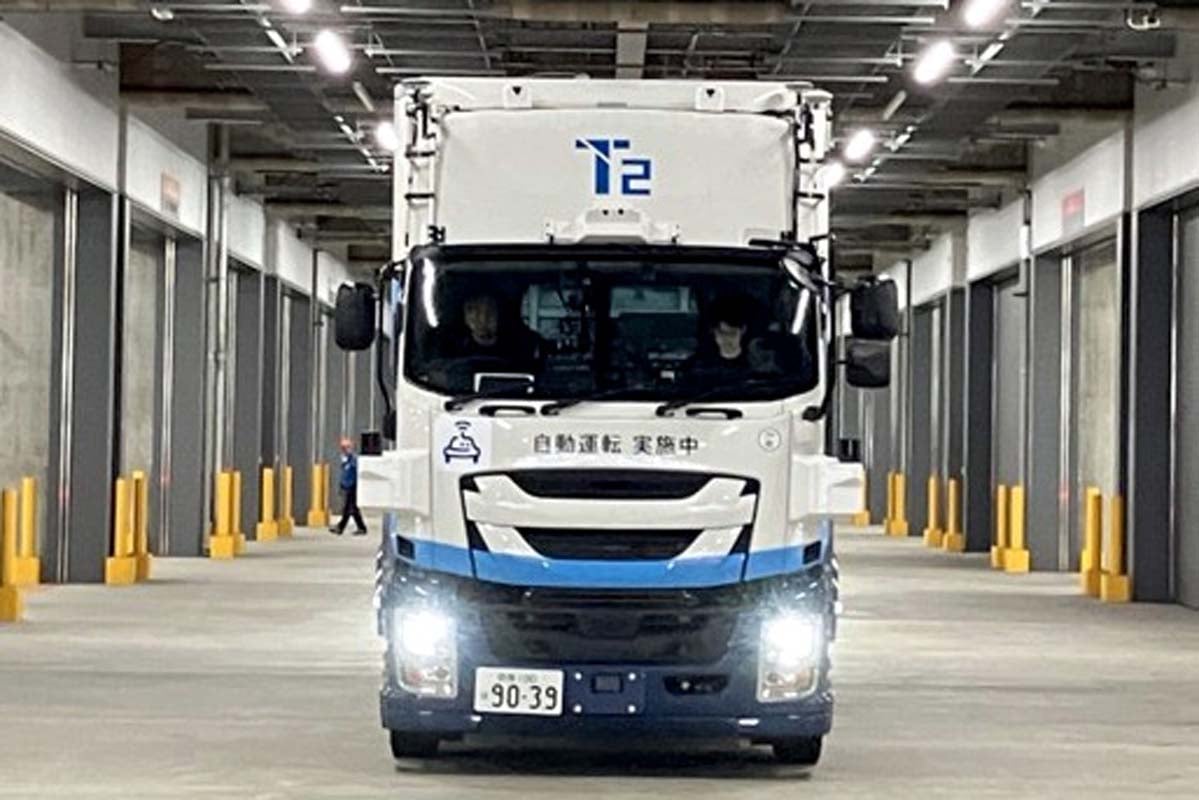 自動運転トラックの建物内走行実験（画像：三菱地所）