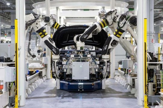 「AI向けが優先です」 自動車メーカーは半導体を確保できるのか？ 最新EVに3000個超、加速する部品争奪戦とは