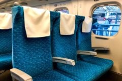 【4人に1人が経験】「良かれと思って窓側」がなぜ揉める？ 新幹線・飛行機で変わる“快適な席”の条件とは