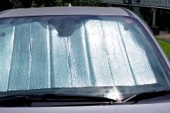 「車内熱中症は短時間なら大丈夫」その思い込みが招く猛暑のクルマ問題！ スマートキー時代でも残る安全課題とは？ 194件の救援要請