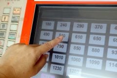 駅の券売機に付いた“小さな端末”の正体とは？ 10%に伸びたコード決済で進む交通現場の変化