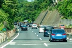 「猛暑過ぎて、昼はもう外出しません」 休日の人流が「31度」で変化していた！ 自動車利用に表れた新たな行動パターンとは