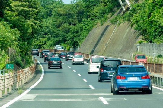 「猛暑過ぎて、昼はもう外出しません」 休日の人流が「31度」で変化していた！ 自動車利用に表れた新たな行動パターンとは