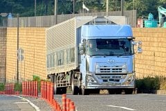 「もう自社便だけでは回せない」30年に輸送力34%不足へ！ トラック所有数で競ってきた物流業界で始まる“地殻変動”