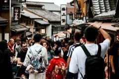 京都の観光客は本当に“迷惑”なのか？ インバウンド4300万人時代、地元調査で見えた“迷惑行動”が生まれる条件とは