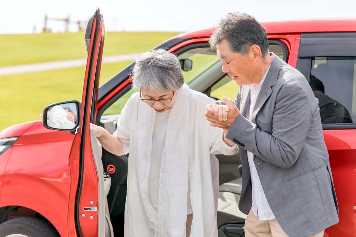地方の高齢者と支援者イメージ（画像：写真AC）