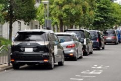 「路上駐車」はなぜ姿を消しつつあるのか？ 経験者わずか2割という衝撃！ 「昔は普通だった光景」が変わり始めた理由とは