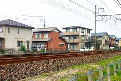 「線路沿い物件」はアリ？ナシ？ 6割が「購入したくない」と回答！ “駅近”なのに評価が分かれる住宅選びの分岐点とは