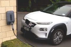 「EVのバッテリー寿命、本当のところはどうなの？」 57%が抱く値下がり不安！ 査定を左右する「見えない履歴」の正体