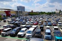 なぜ日本人は「ショッピングモール」へ行かなくなったのか？ 参加率が6年間で激減！ クルマで出かける休日に何が起きているのか――女性にも広がる「定番レジャー」離れとは