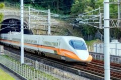 なぜ「台湾高速鉄道」は市販機器の電波で緊急停止したのか？ 19年間使われた通信システム、その継続が直面した課題とは？ 長寿命設備を取り巻く技術環境