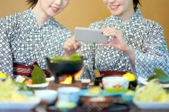 なぜ若者は旅先で「絶景」より「食」を撮るのか？ 60代との価値観の差は18倍！ スマホを構える旅先で何が起きているのか