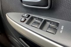 なぜパワーウインドウの「安全機能」があっても事故は起きるのか？ 事故の5割が運転席操作！ 「任せて大丈夫」と思った瞬間、車内で何が起きているのか