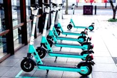 なぜ「電動キックボード」の安全性がここまで問われるのか？ 13車種すべて「推奨せず」！ 6月都内初の死亡事故、直立乗車に潜むリスクとは