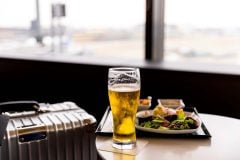 空港ラウンジ、なぜ年1回でも「ゴールドカード」を持つのか？ 7割が利用、「大衆化」で変わる出発前の価値とは
