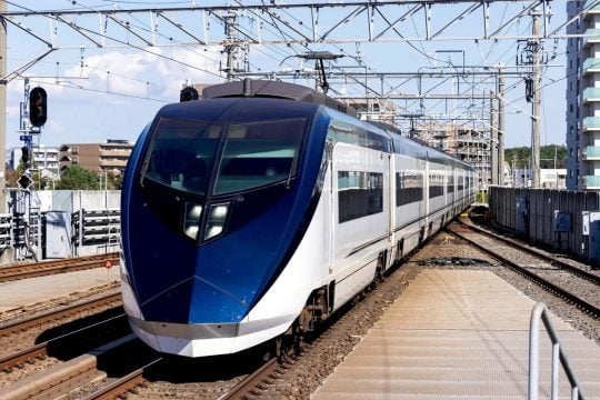 なぜ京成電鉄は「ディズニー株」を抱え続けるのか？ 投資有価証券2795億円を計上！ 成田空港アクセスへの大型投資で浮かぶOLC株の保有――「資本のねじれ」とは