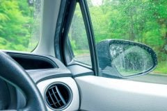 なぜ締め切った車内は「わずか5分」で危険な状態になるのか？ 高気密化するクルマの新たな課題――自動車産業が向き合う車内環境とは