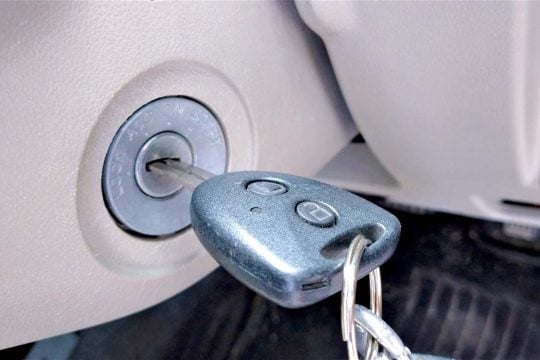なぜ大地震の避難時に「キーを残す」が必要なのか？ 65%が「盗難が心配」と回答！ 愛車を置いて逃げるとき、何をすべきなのか――緊急車両の通行を守る「放置車両」のルールとは