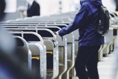なぜ「改札を通るだけ」で家族を見守れるのか？ 18歳以上へ拡大！ 駅の役割に何が起きているのか――「通過点」から広がる生活インフラとは
