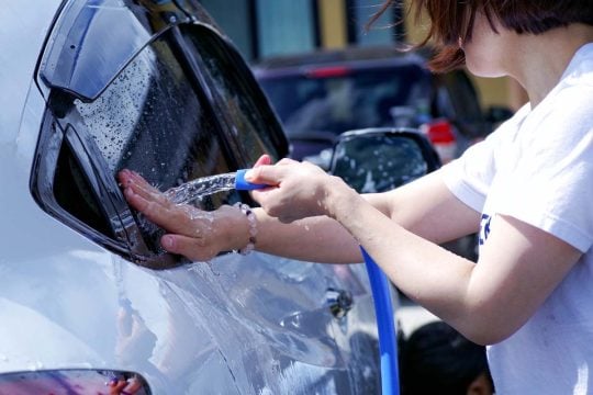 なぜ残暑でも「クルマへ水をかける」のは危ないのか? ガラス交換費は最大20万円に! 炎天下の洗車で何が起きているのか――知らないと困る注意点とは