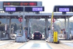 なぜ日本の「ETC」は世界標準にならなかったのか？ 利用率96％でも海外へ広がらず！ クルマと道路をつなぐ仕組みに何が起きたのか――日本式ETCの次なる展開とは