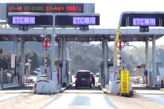 なぜ日本の「ETC」は世界標準にならなかったのか? 利用率96%でも海外へ広がらず! クルマと道路をつなぐ仕組みに何が起きたのか――日本式ETCの次なる展開とは