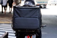 なぜ街から「デリバリー配達員」が減ったように見えるのか？ 「menu」終了で揺れる8240億円市場！ “マック地蔵”が生まれた街角で何が起きているのか――働き手の選択を左右するものとは