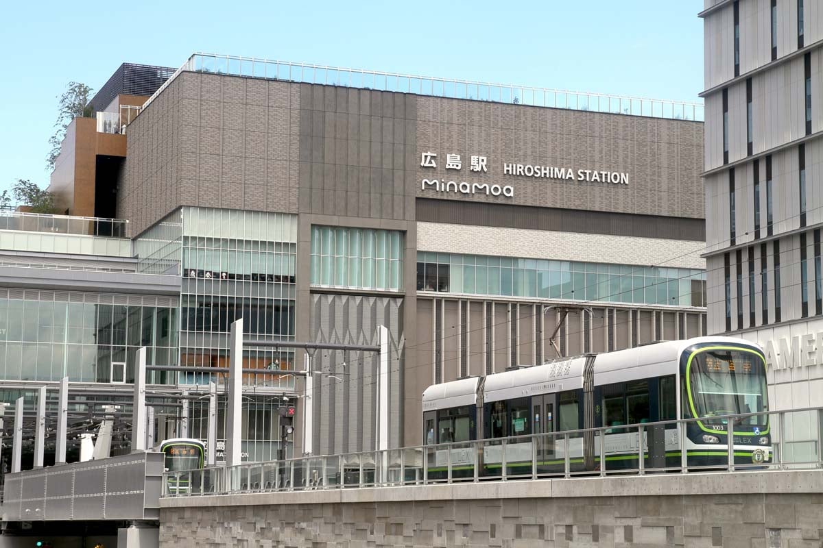 広島駅ビル「ミナモア」と広島電鉄の電車（画像：写真AC）