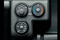 なぜ自動車の「マニュアルエアコン」は消えないのか？ 手動・半自動システムが58%！ オート化が進むクルマで何が起きているのか――商用車の空調に見る装備選びとは