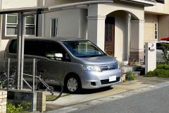 物価高でもクルマを手放せない人たち――外食は我慢しても「自動車保険」は削らない？ 削減対象に挙げた人はわずか2.3%、家計の現場で何が起きているのか