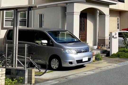 物価高でもクルマを手放せない人たち――外食は我慢しても「自動車保険」は削らない? 削減対象に挙げた人はわずか2.3%、家計の現場で何が起きているのか