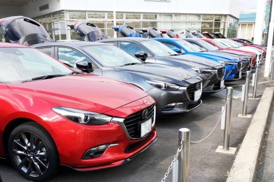 なぜ「16年落ち」の中古車に値段がつくのか? 査定「10万円以上」が65%に上昇! 古いクルマを売る現場で何が起きているのか――ノート、フリードも高く評価される理由とは