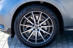 なぜクルマは「自ら傷を治す」時代に向かうのか？ 市場規模3.4兆円へ！ 「タイヤ」「車体」「部品」の耐久性を変える素材の進化とは