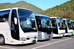 「泊まらない旅行」が日本観光を変える？ 東京発の日帰りバスツアー検索が前年比220%！ シルバーウィークに人はどこへ向かうのか――「宿泊」だけでは見えない旅行消費の変化とは