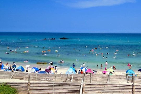「海水浴崩壊」の危機――暑さを気にする人90%以上! なぜ「猛暑」と「AI」で夏の観光は変わるのか? “避暑リトリート”に集まる新たな需要