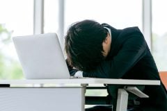 なぜ日本の会社員は「昼寝」に罪悪感を抱くのか？ 「仮眠をとりたい」が9割！ 眠気を我慢するオフィスに何が起きているのか――トヨタも動く「休息」の新展開とは