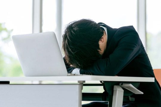 なぜ日本の会社員は「昼寝」に罪悪感を抱くのか? 「仮眠をとりたい」が9割! 眠気を我慢するオフィスに何が起きているのか――トヨタも動く「休息」の新展開とは