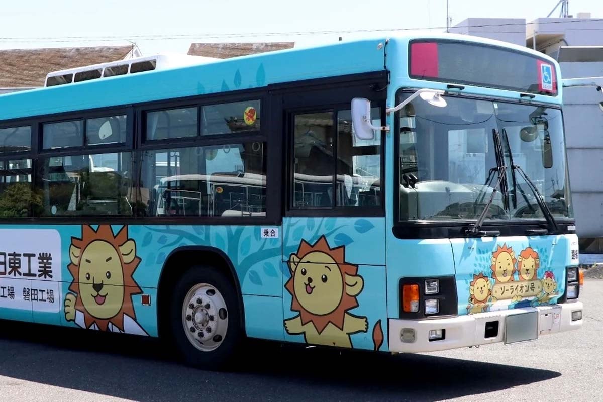 傘下のしずてつジャストラインが運行する静鉄バスのラッピング広告（画像：日東工業）