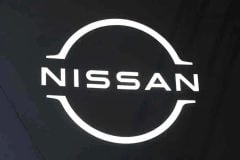 なぜ日産は「スカイライン」を諦めないのか？ まもなく誕生70年も、販売は月100台前後！ “復活の象徴”をめぐって何が起きているのか