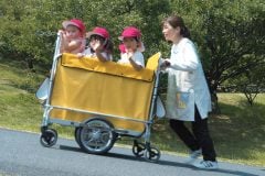 なぜヤマハは「80万円の電動お散歩カー」を開発したのか？ バイクじゃない！ 消防用技術がまさかの保育園へ、その理由とは