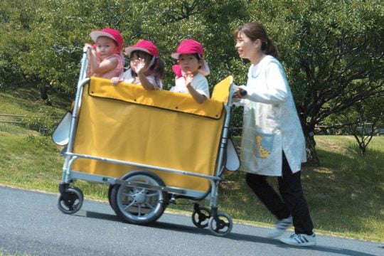 なぜヤマハは「80万円の電動お散歩カー」を開発したのか？ バイクじゃない！ 消防用技術がまさかの保育園へ、その理由とは